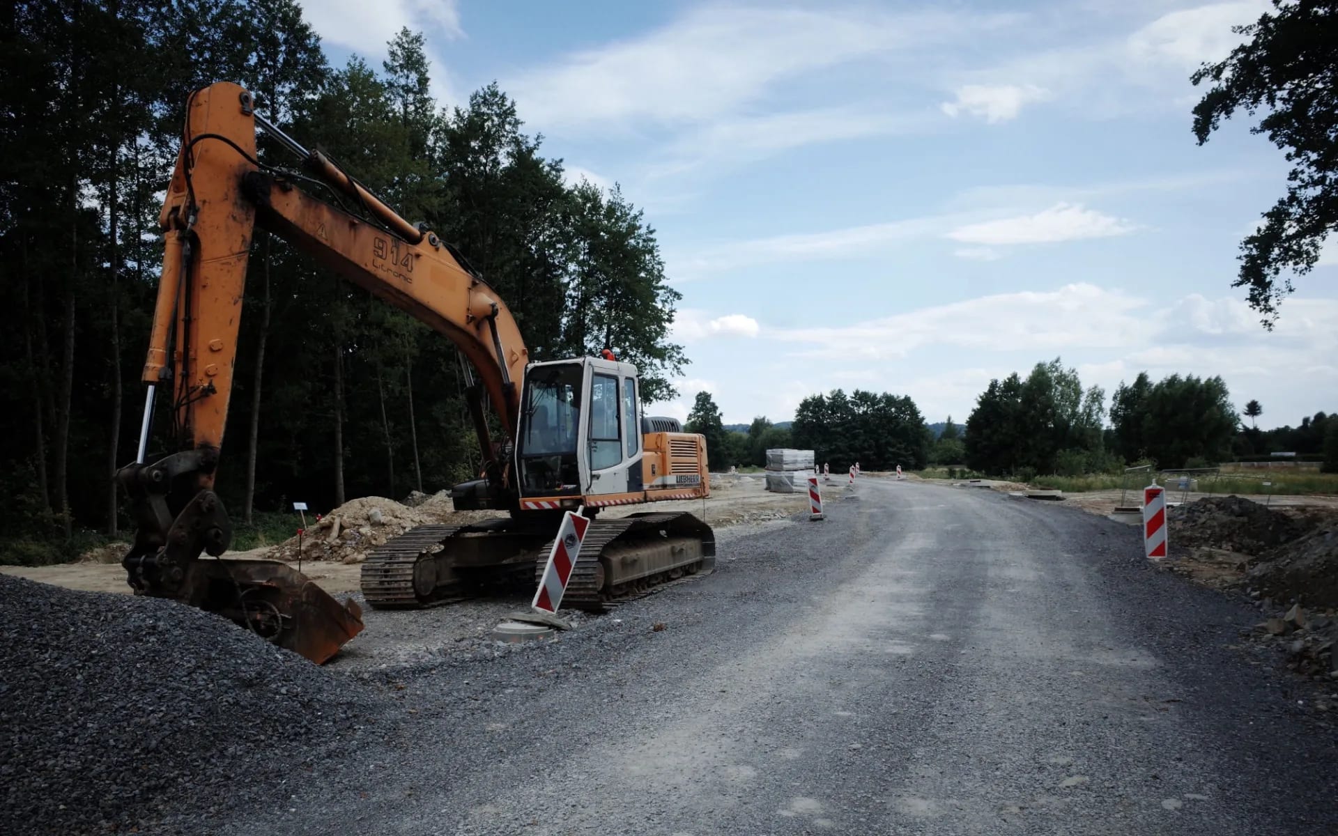 Budowa drogi w Rzeszowie, koparka.