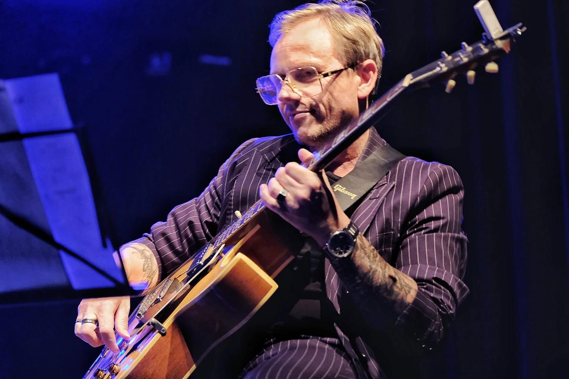 Marcin Wądołowski, gitarzysta jazzowy, podczas koncertu z Karen Edwards