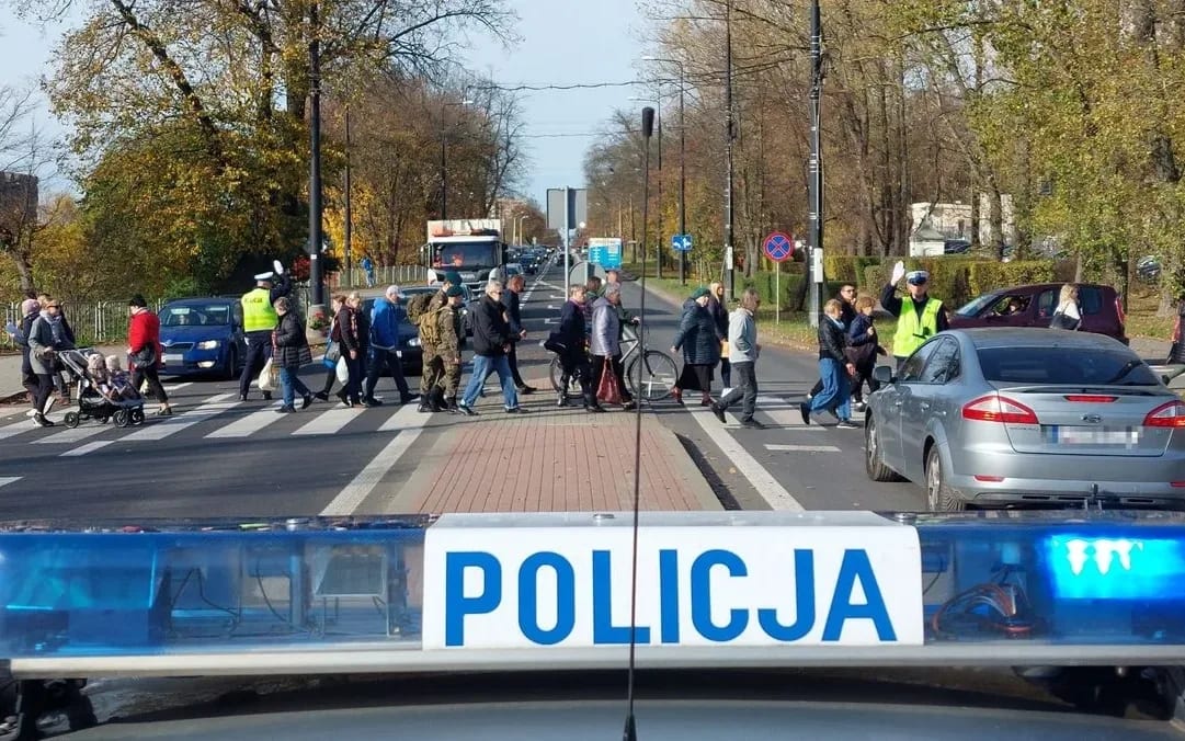 Policjanci kierujący ruchem w dniu Wszystkich Świętych